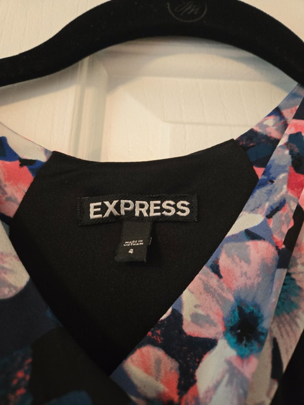 Womens size 4 black floral dress from Express - Picture 5 of 8